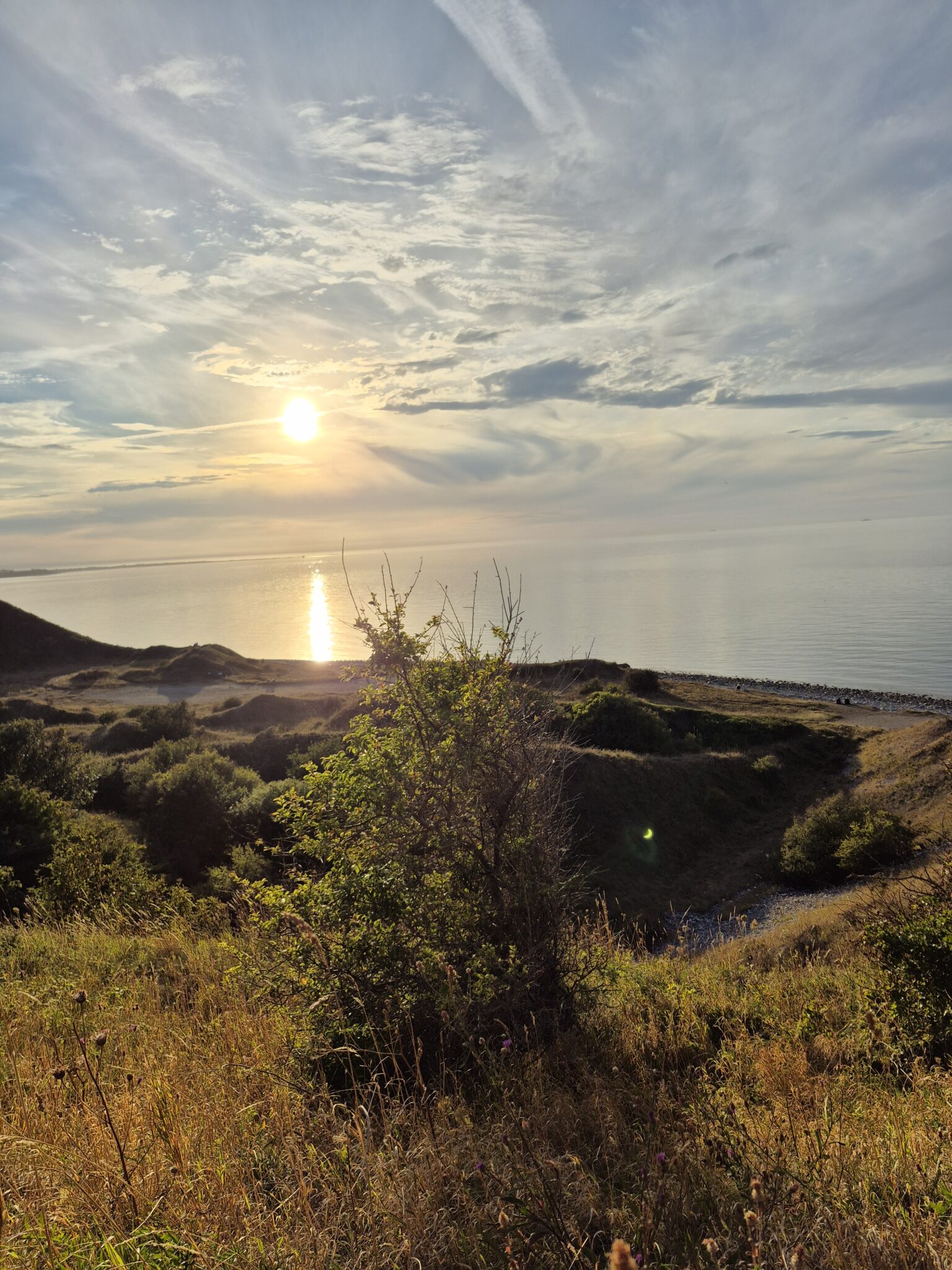 Solnedgang over havet ved kysten i Odsherred