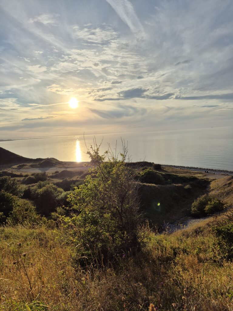Solnedgang over havet ved kysten i Odsherred
