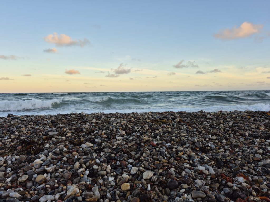 Stenstrand og hav ved kysten i Odsherred